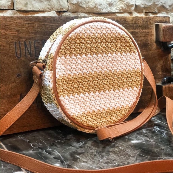 thirtyone Bags White Striped Straw Roundabout Crossbody Purse